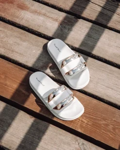 Royalfashion Białe damskie klapki ze złotą ozdobą Serina