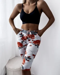 Royalfashion Białe spodenki damskie 3/4 w czerwone kwiaty