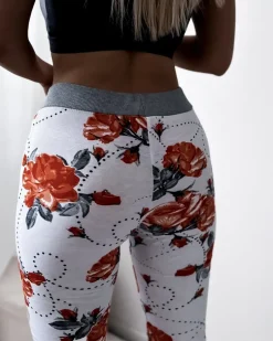 Royalfashion Białe spodenki damskie 3/4 w czerwone kwiaty