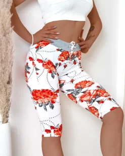 Royalfashion Białe spodenki damskie 3/4 w czerwone kwiaty