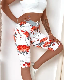Royalfashion Białe spodenki damskie 3/4 w czerwone kwiaty