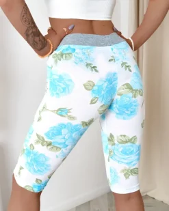 Royalfashion Białe spodenki damskie 3/4 w niebieskie kwiaty