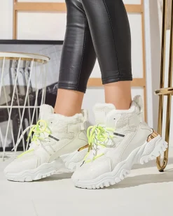Royalfashion Białe sportowe buty damskie z futerkiem i neonowymi zielonymi sznurówkami Sagglo