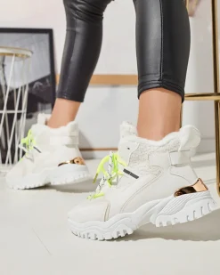 Royalfashion Białe sportowe buty damskie z futerkiem i neonowymi zielonymi sznurówkami Sagglo