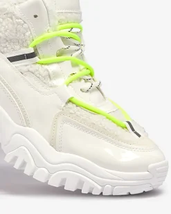 Royalfashion Białe sportowe buty damskie z futerkiem i neonowymi zielonymi sznurówkami Sagglo