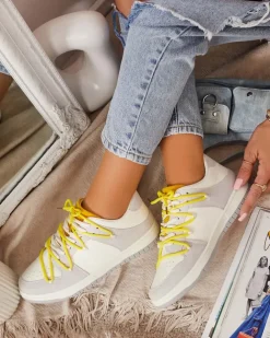 Royalfashion Biało - szare sportowe sneakersy damskie z żółtymi sznurówkami Olierinc