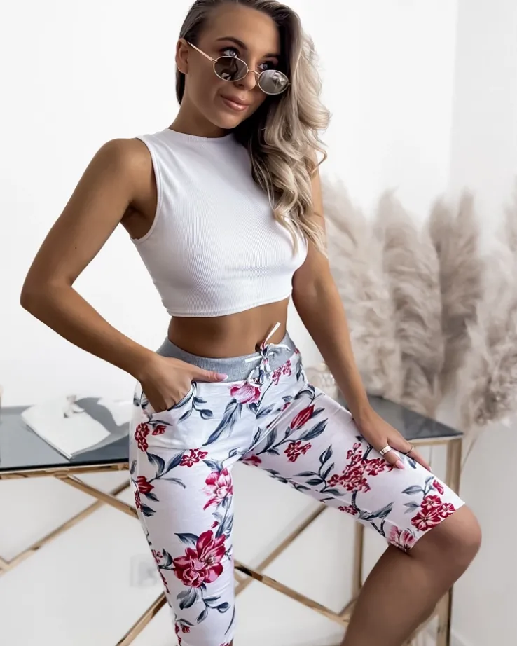 Royalfashion Biało- różowe spodenki damskie 3/4 z printem