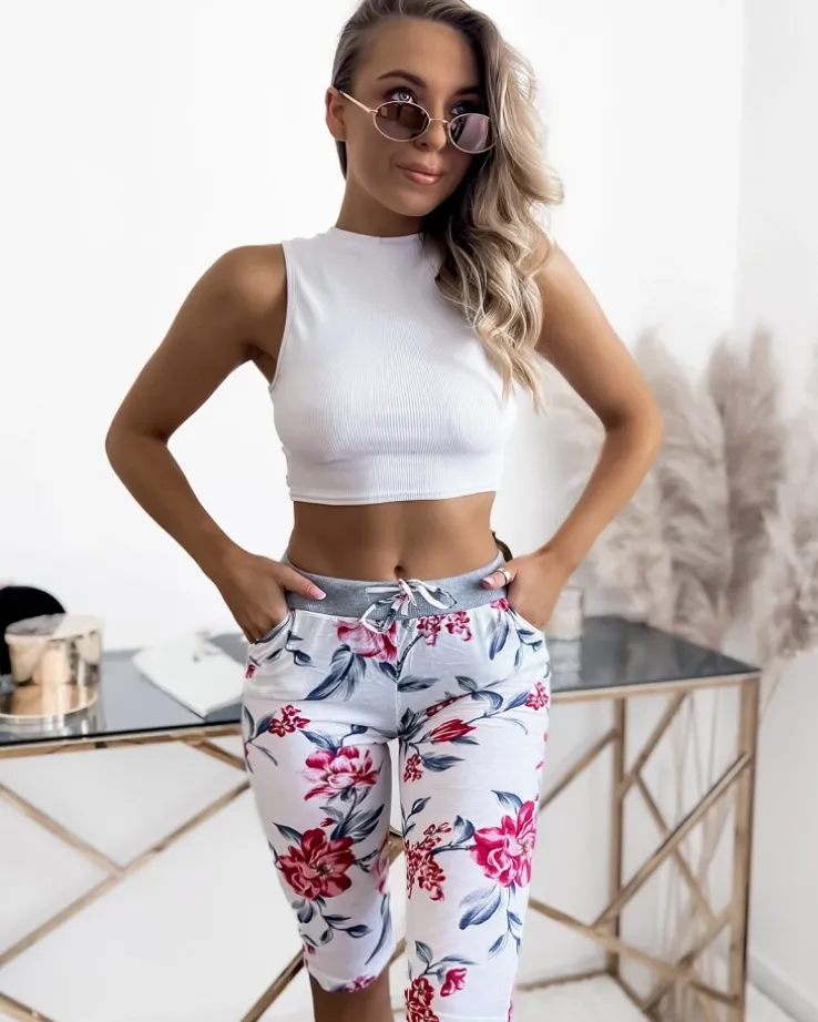 Royalfashion Biało- różowe spodenki damskie 3/4 z printem