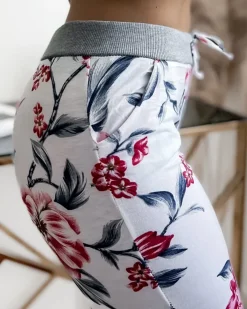 Royalfashion Biało- różowe spodenki damskie 3/4 z printem