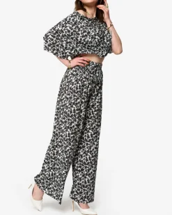 Royalfashion Biały damski plisowany komplet w czarne kwiatki