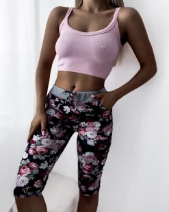 Royalfashion Bordowe damskie spodenki 3/4 z kwiatowym wzorem