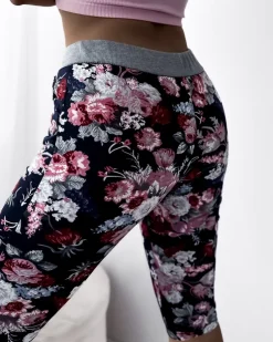 Royalfashion Bordowe damskie spodenki 3/4 z kwiatowym wzorem