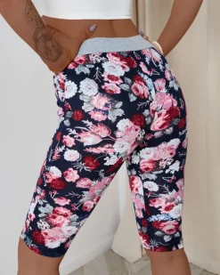 Royalfashion Bordowe damskie spodenki 3/4 z kwiatowym wzorem