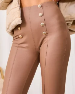 Royalfashion Brązowe damskie eko-skórzane legginsy ze złotymi guzikami