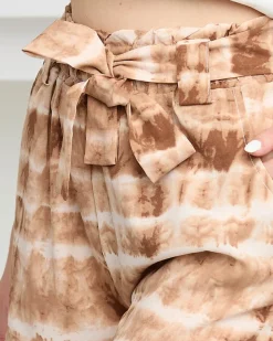 Royalfashion Brązowe damskie materiałowe krótkie spodenki