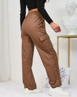 Royalfashion Brązowe damskie spodnie typu bojówki z eko skóry