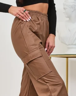 Royalfashion Brązowe damskie spodnie typu bojówki z eko skóry