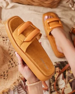 Royalfashion Brązowe klapki damskie z eko-zamszu Omve