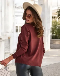 Royalfashion Ciemnobrązowy sweter damski z dekoltem w serek