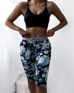 Royalfashion Ciemnoniebieskie damskie spodenki 3/4 z kwiatowym wzorem