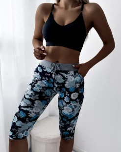 Royalfashion Ciemnoniebieskie damskie spodenki 3/4 z kwiatowym wzorem