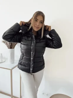 Royalfashion Czana damska pikowana kurtka z kapturem