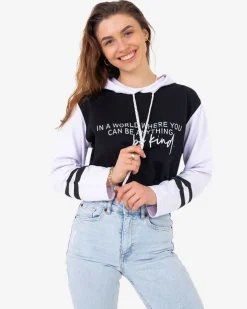 Royalfashion Czarna damska bluza crop top z kapturem i napisami