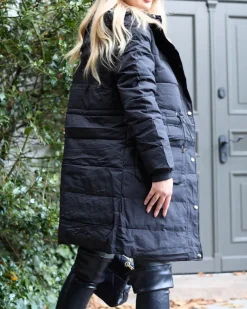 Royalfashion Czarna damska długa kurtka zimowa z syntetycznym ociepleniem