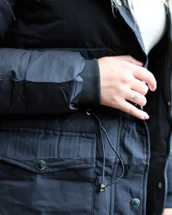 Royalfashion Czarna damska długa kurtka zimowa z syntetycznym ociepleniem