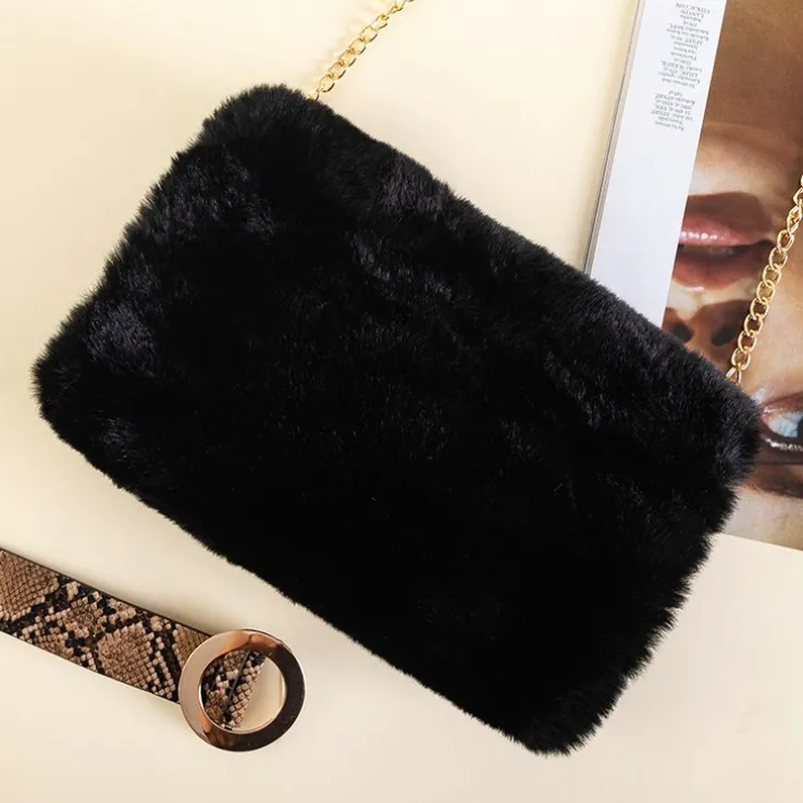 Royalfashion Czarna futrzana torebka na ramię