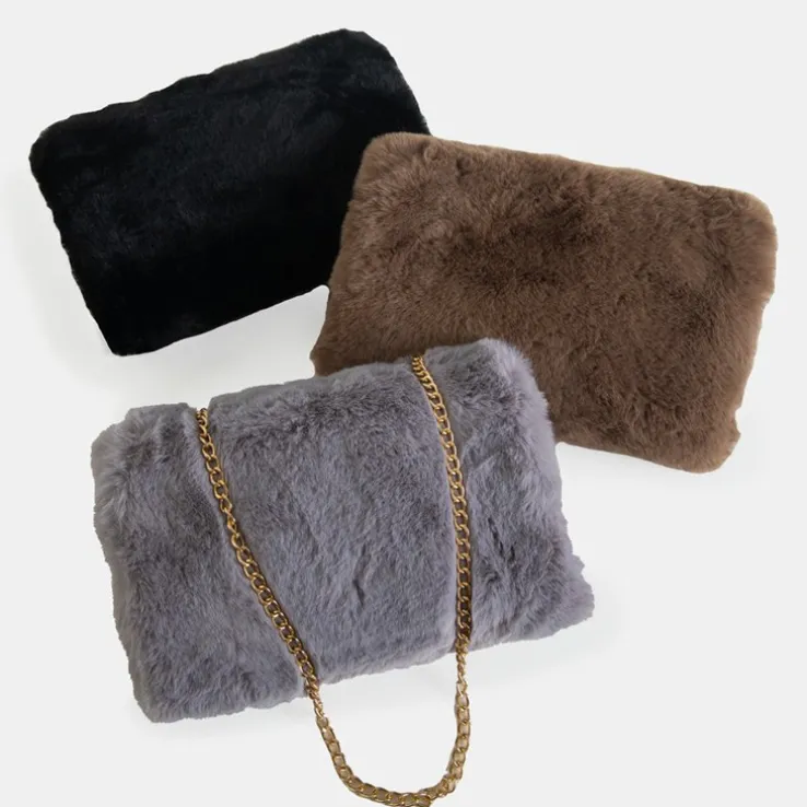 Royalfashion Czarna futrzana torebka na ramię