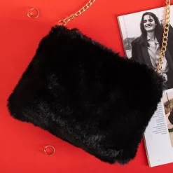 Royalfashion Czarna futrzana torebka na złotym łańcuszku