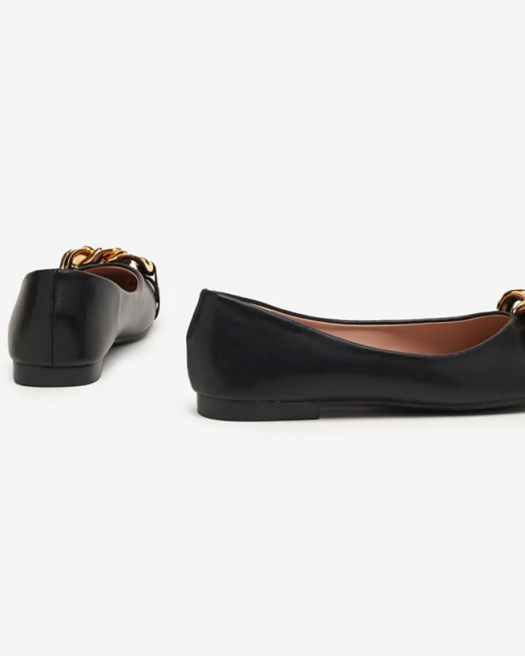 Royalfashion Czarne damskie eko-skórzane balerinki ze złotą ozdobą Gassi