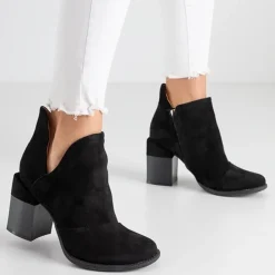 Royalfashion Czarne damskie botki na słupku z wycięciami Namibia