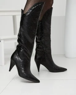 Royalfashion Czarne damskie kozaki na szpilce z tłoczeniem Elivea