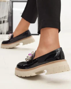Royalfashion Czarne lakierowane mokasyny damskie z ozdobą Leliab