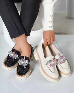 Royalfashion Czarne lakierowane mokasyny damskie z ozdobą Leliab