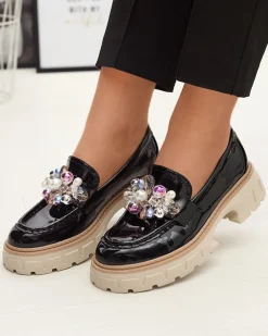 Royalfashion Czarne lakierowane mokasyny damskie z ozdobą Leliab