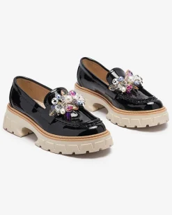 Royalfashion Czarne lakierowane mokasyny damskie z ozdobą Leliab