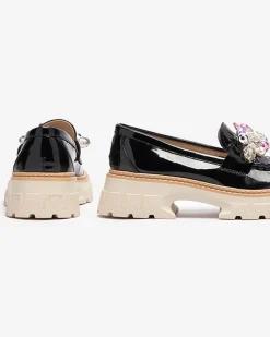 Royalfashion Czarne lakierowane mokasyny damskie z ozdobą Leliab