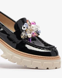 Royalfashion Czarne lakierowane mokasyny damskie z ozdobą Leliab