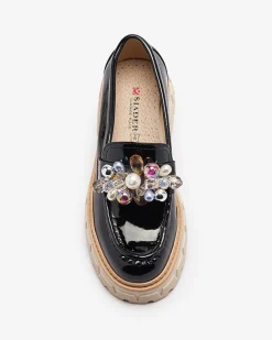 Royalfashion Czarne lakierowane mokasyny damskie z ozdobą Leliab