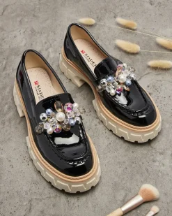 Royalfashion Czarne lakierowane mokasyny damskie z ozdobą Leliab