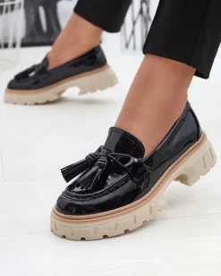 Royalfashion Czarne lakierowane mokasyny damskie z frędzelkami Kaipo