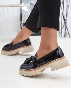 Royalfashion Czarne lakierowane mokasyny damskie z frędzelkami Kaipo