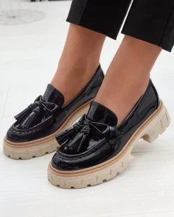 Royalfashion Czarne lakierowane mokasyny damskie z frędzelkami Kaipo