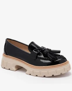 Royalfashion Czarne lakierowane mokasyny damskie z frędzelkami Kaipo