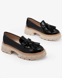 Royalfashion Czarne lakierowane mokasyny damskie z frędzelkami Kaipo