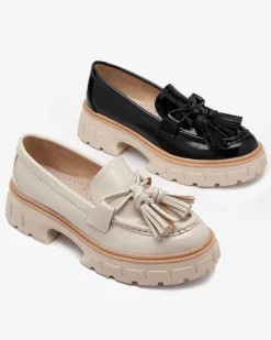 Royalfashion Czarne lakierowane mokasyny damskie z frędzelkami Kaipo