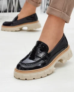 Royalfashion Czarne lakierowane mokasyny damskie Mewira